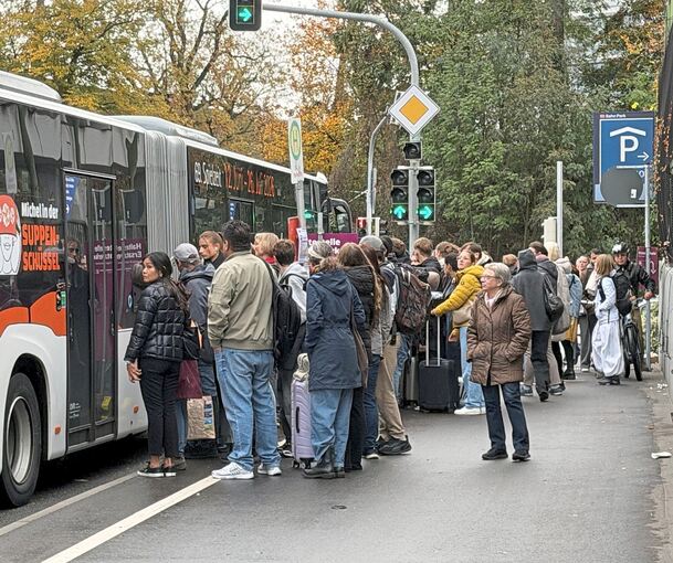 Schon außerhalb der Hauptverkehrszeit ist der Andrang an der Haltestelle für den RE8-Ersatzbus am Bietigheimer Bahnhof/B27 groß.