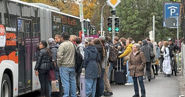 Schon außerhalb der Hauptverkehrszeit ist der Andrang an der Haltestelle für den RE8-Ersatzbus am Bietigheimer Bahnhof/B27 groß. Schon außerhalb der Hauptverkehrszeit ist der Andrang an der Haltestelle für den RE8-Ersatzbus am Bietigheimer Bahnhof/B27 groß.