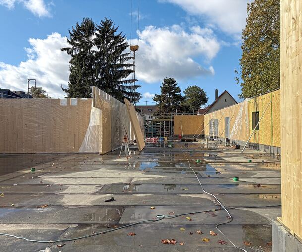 Es geht weiter: Auf dem SKS-Areal werden die Holzmodule für den Kita-Neubau geliefert.