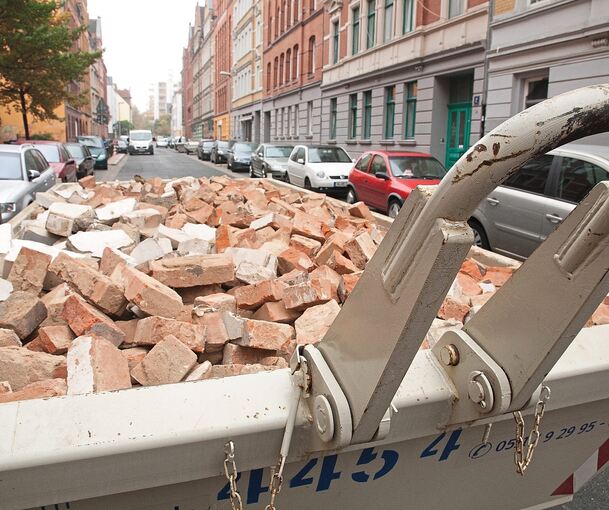 Bauschutt lagert in einem Container: Wo wird er im Großraum Stuttgart künftig entsorgt?