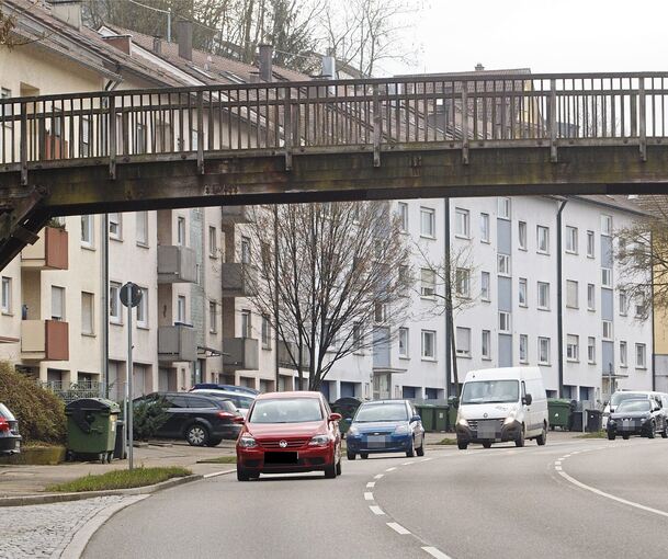 Der Holzsteg über die Marbacher Straße ist nicht mehr sicher.