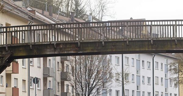Der Holzsteg über die Marbacher Straße ist nicht mehr sicher. Der Holzsteg über die Marbacher Straße ist nicht mehr sicher.
