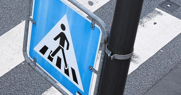 Eine Fußgängerin wird beim Überqueren eines Zebrastreifens gefährdet. Eine Fußgängerin wird beim Überqueren eines Zebrastreifens gefährdet.