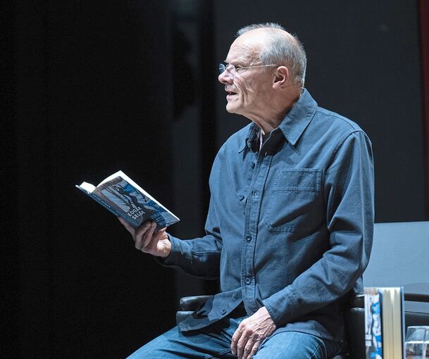 Der deutsche Schauspieler und Schriftsteller Edgar Selge wurde unter anderem durch seine Rolle als „Polizeiruf 110“-Kommissar bekannt. Mit dem Schreiben fing er erst mit 69 Jahren an.