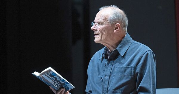 Der deutsche Schauspieler und Schriftsteller Edgar Selge wurde unter anderem durch seine Rolle als „Polizeiruf 110“-Kommissar be Der deutsche Schauspieler und Schriftsteller Edgar Selge wurde unter anderem durch seine Rolle als „Polizeiruf 110“-Kommissar bekannt. Mit dem Schreiben fing er erst mit 69 Jahren an.