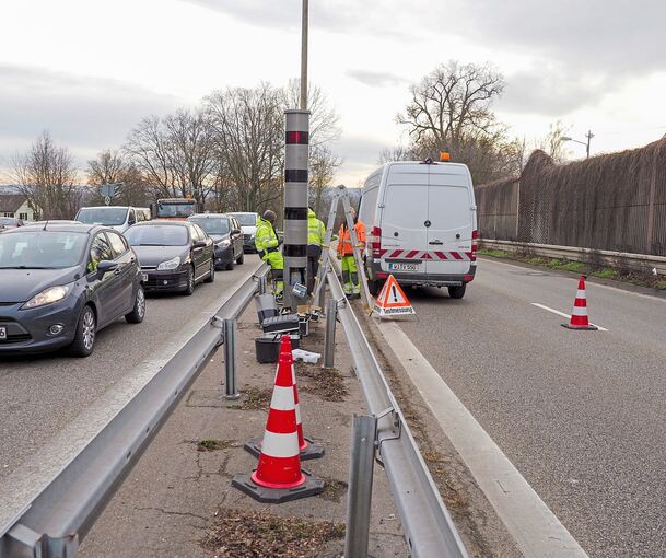 Vor sieben Jahren wurde die Lasersäule zwischen den B27-Fahrbahnen an der südlichen Ortsausfahrt Ludwigsburg aufgestellt, und im April 2025 während der Baustelle abgebaut. Die Stelle ist aber weiter leer.