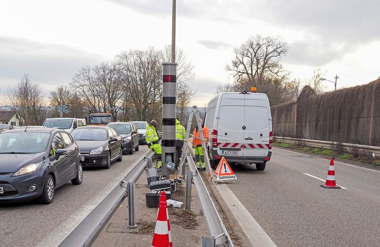 Vor sieben Jahren wurde die Lasersäule zwischen den B27-Fahrbahnen an der südlichen Ortsausfahrt Ludwigsburg aufgestellt, und im Vor sieben Jahren wurde die Lasersäule zwischen den B27-Fahrbahnen an der südlichen Ortsausfahrt Ludwigsburg aufgestellt, und im April 2025 während der Baustelle abgebaut. Die Stelle ist aber weiter leer.