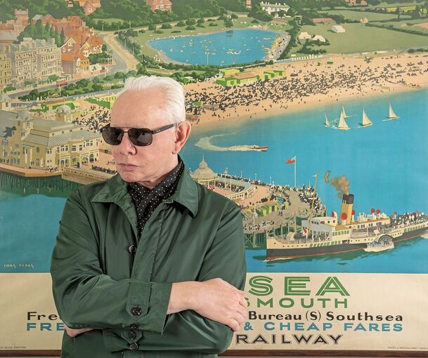 Verschränkt Pub-Rock mit Wave-Elementen, Jazz-Fragmenten und Ska-Untertönen: der 72-jährige Joe Jackson.