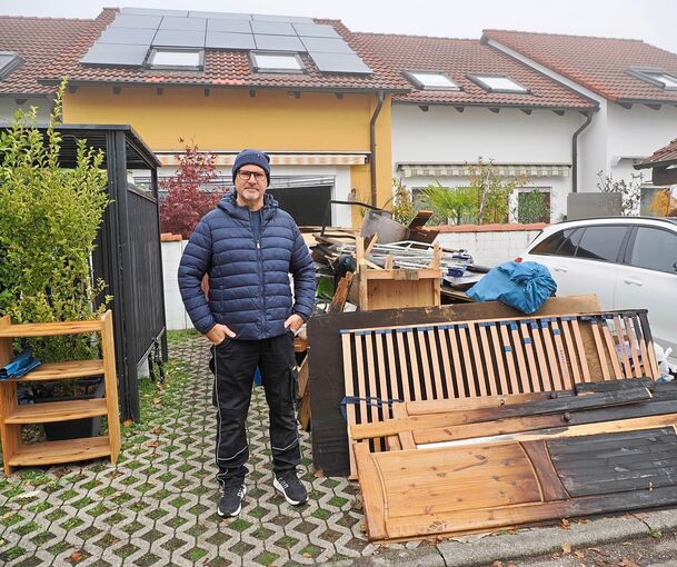 „Es hat uns mit voller Breitseite getroffen“: Klemens Kißner vor seinem Haus in Tamm. Die Spuren der Brandnacht sind noch allgegenwärtig.