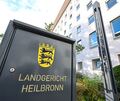 Der Prozess am Heilbronner Landgericht muss nach dem Tod eines Schöffen neu aufgerollt werden.