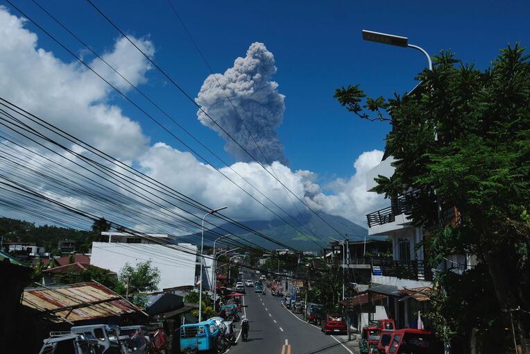 Vulkan Mayon auf den Philippinen ausgebrochen