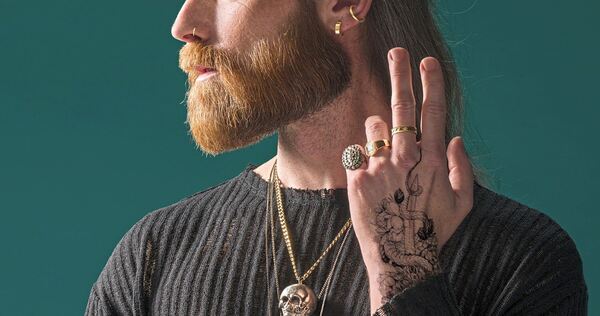 Ringe, Ketten, Tattoos: Die Sonderausstellung „Zier & Zeichen“ zeigt, wie sich Männer im Laufe der Zeit schmückten – von der Steinzeit bis heute.