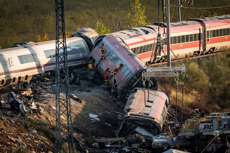 Nach dem Zusammenstoß zweier Züge in Spanien Nach dem Zusammenstoß zweier Züge in Spanien