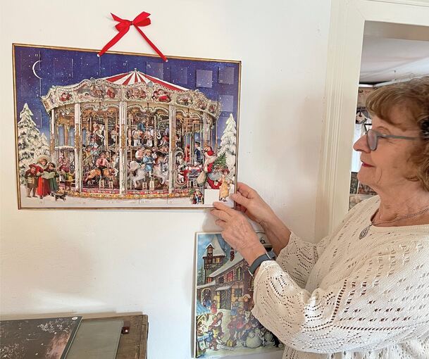 Cornelia Peters mit einem ihrer Adventskalender mit einem detailreichen weihnachtlichen Motiv.