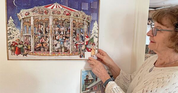Cornelia Peters mit einem ihrer Adventskalender mit einem detailreichen weihnachtlichen Motiv.