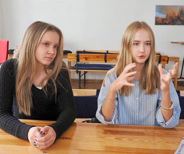 Chrysanthi Mitsa (links) und Laura Mihalkova engagieren sich seit mehreren Jahren in der Schülermitverantwortung des Alfred-Amann-Gymnasiums.