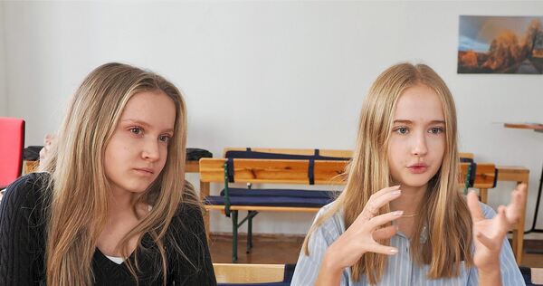 Chrysanthi Mitsa (links) und Laura Mihalkova engagieren sich seit mehreren Jahren in der Schülermitverantwortung des Alfred-Amann-Gymnasiums.