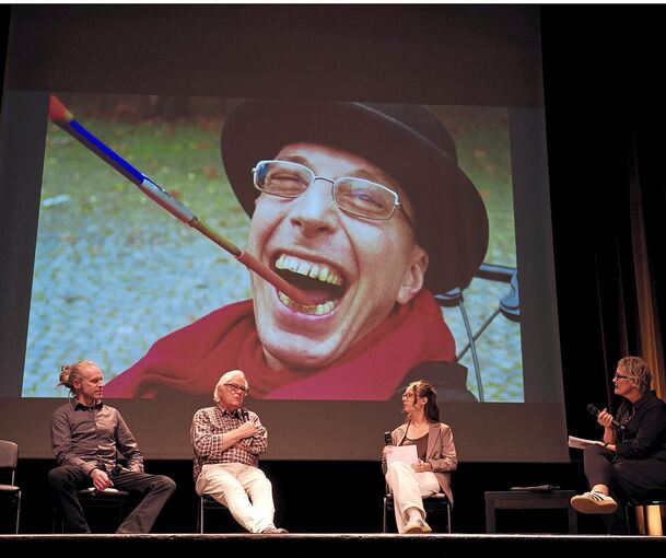 Nach dem Film über Friedrich Zirm (groß auf der Leinwand) diskutieren im Scala (von links) Otto Dinkelacker, Birger Bustorff, Franziska Silber und Silke Rapp.