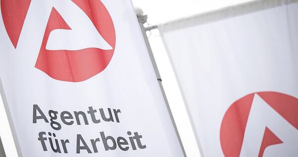 Die Agentur für Arbeit meldet einen nur leichten Rückgang der Arbeitslosigkeit.