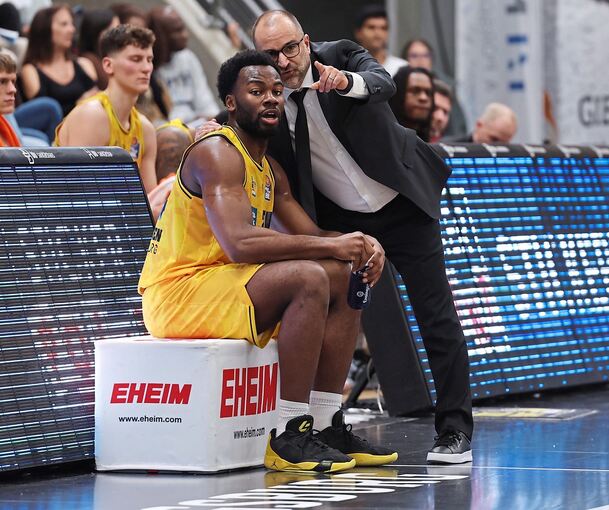 Coacht gerne: Carles Durán (rechts) gibt Maxwell Dongmo Temoka Anweisungen.
