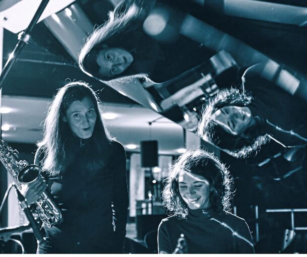 Das Duo Angelika Niescier (Saxofon) und Marta Warelis (Piano) begeistert mit Improvisation.