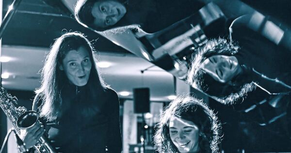 Das Duo Angelika Niescier (Saxofon) und Marta Warelis (Piano) begeistert mit Improvisation.