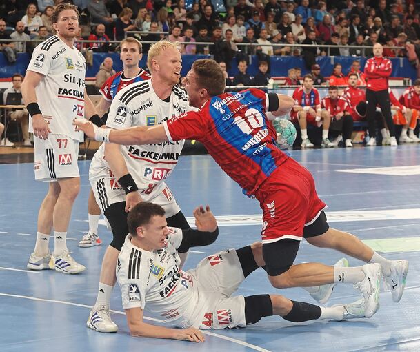 Voller Einsatz: Fabian Wiederstein (rechts) gegen die Erlanger Abwehr.
