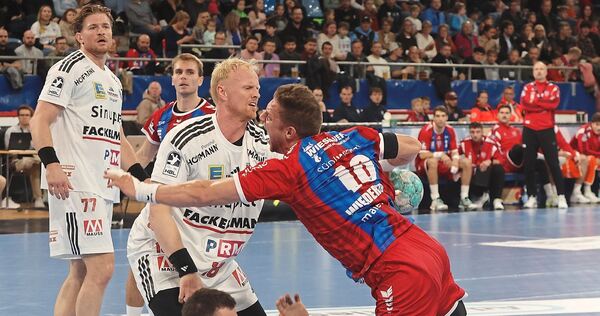 Voller Einsatz: Fabian Wiederstein (rechts) gegen die Erlanger Abwehr.