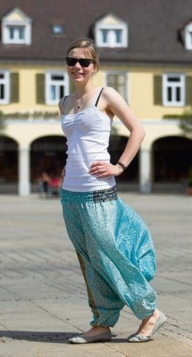 Trendstück: Haremshose. Franziska Jung, 19, Ludwigsburg, hat ihre Variante in Israel gekauft.