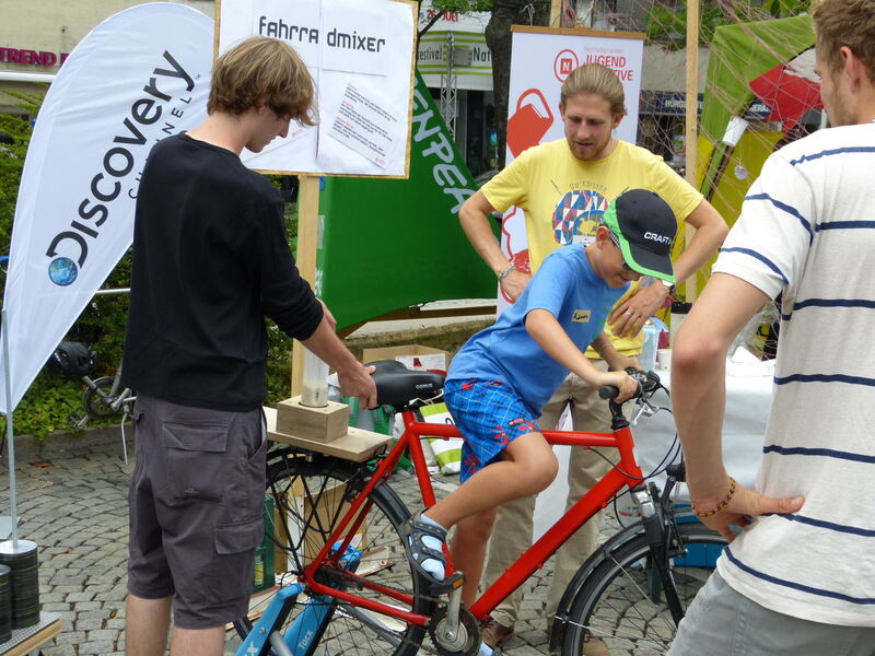 Auf dem Fahrradmixer konnte man sich selbst einen kostenlosen Smoothie erstrampeln - Ulrich Pasch