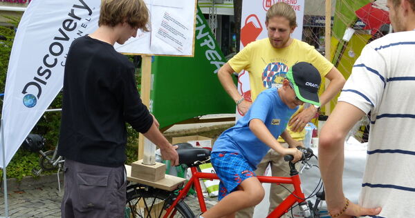Auf dem Fahrradmixer konnte man sich selbst einen kostenlosen Smoothie erstrampeln - Ulrich Pasch