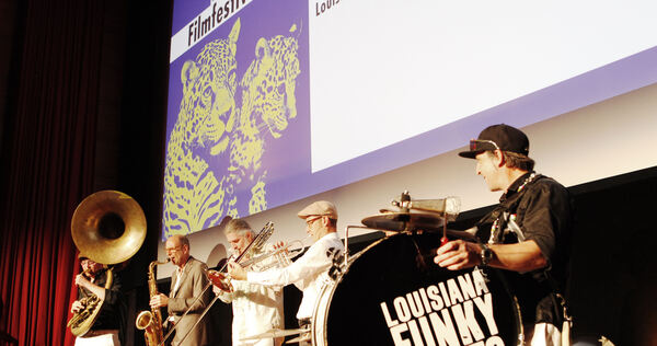 Die T++binger Truppe Louisiana Funky Butts Brass Band sorgte vor und w+