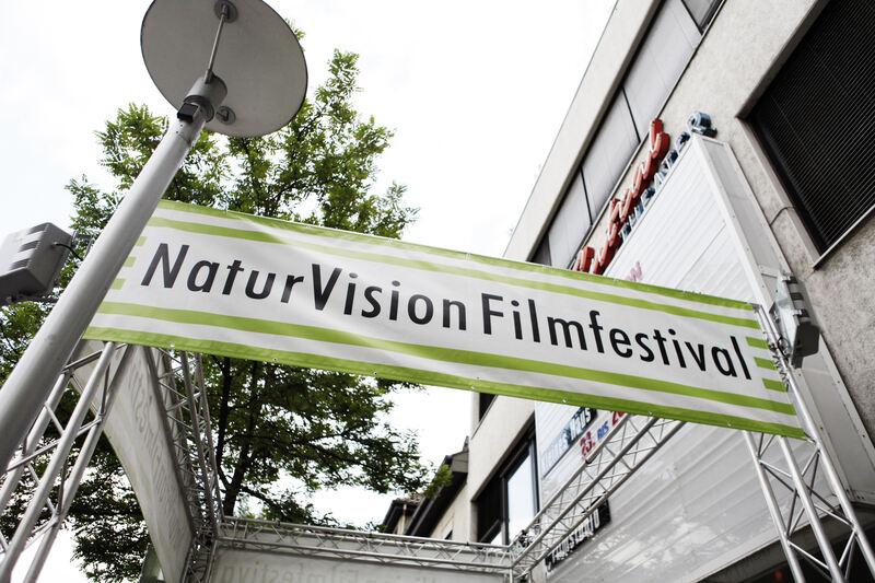 Das Trusstor vor dem Kino hatte bereits eine Woche vor Festivalbeginn die vier Tage NaturVision vom 23. - 26. Juli angek++ndigt - Hackenberg