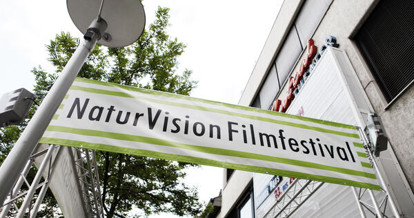 Das Trusstor vor dem Kino hatte bereits eine Woche vor Festivalbeginn die vier Tage NaturVision vom 23. - 26. Juli angek++ndigt - Hackenberg