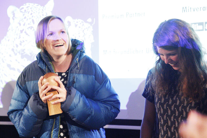 Science Slam Gewinnerin Helene Hoffmann freut sich ++ber ihren Preus - Julian Meinhardt
