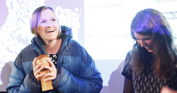 Science Slam Gewinnerin Helene Hoffmann freut sich ++ber ihren Preus - Julian Meinhardt